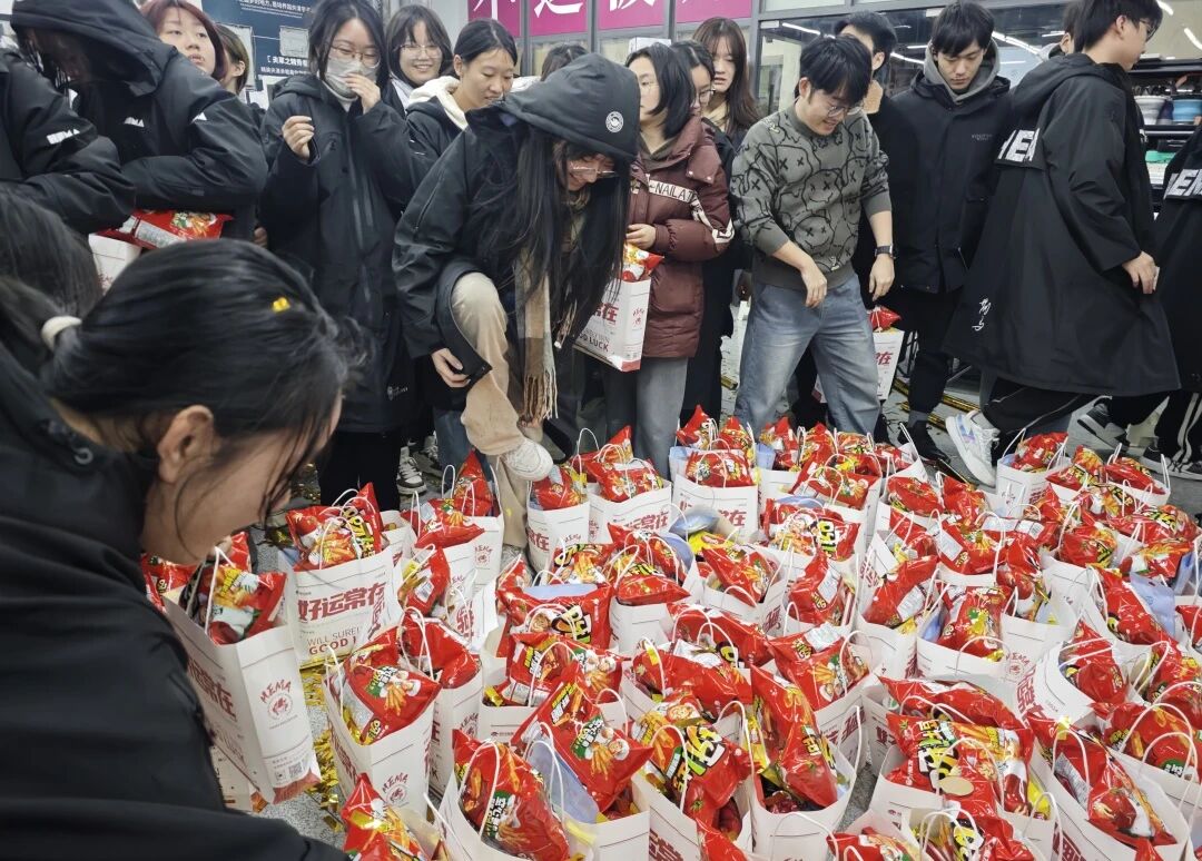 荷马画室富力城校区活动.jpg 荷马画室富力城校区活动.jpg